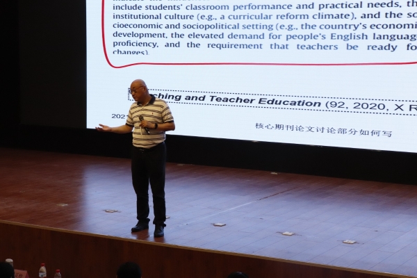 5 上海外国语大学郑新民教授作报告.JPG